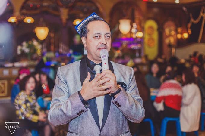 Addressing guests at a gathering