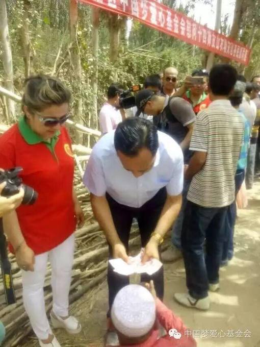 Distributing relief alongside the team