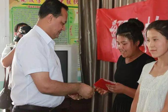Grants handed to students before the new term