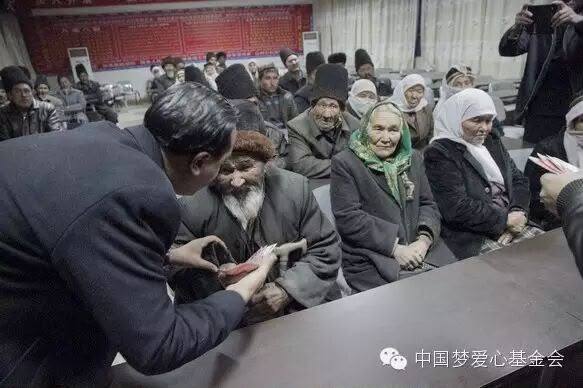 Assisting an elderly man at a distribution